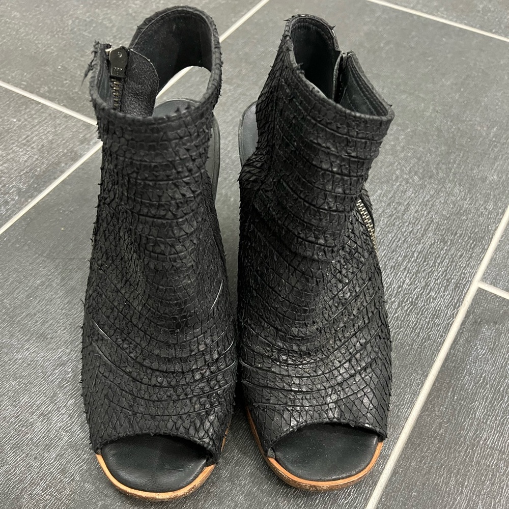 Paul Green Cayanne Peep Toe Leather Shoes